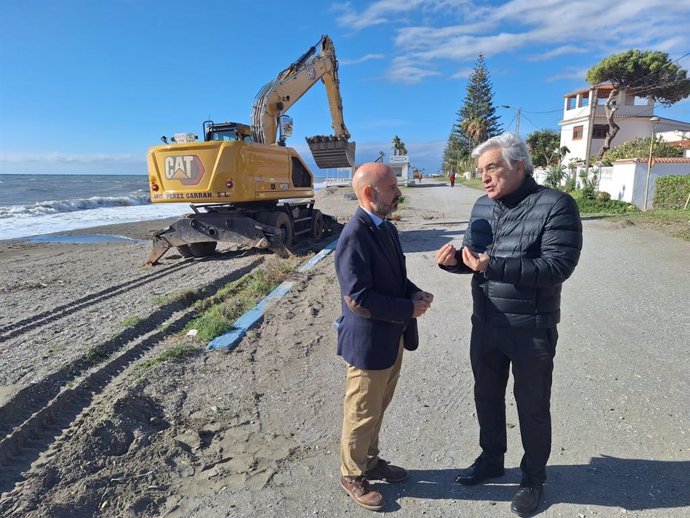 El subdelegado del Gobierno en Málaga, Javier Salas, visita obras de recuperación en la la playa de Torre de Benagalbón de Rincón de la Victoria (Málaga).