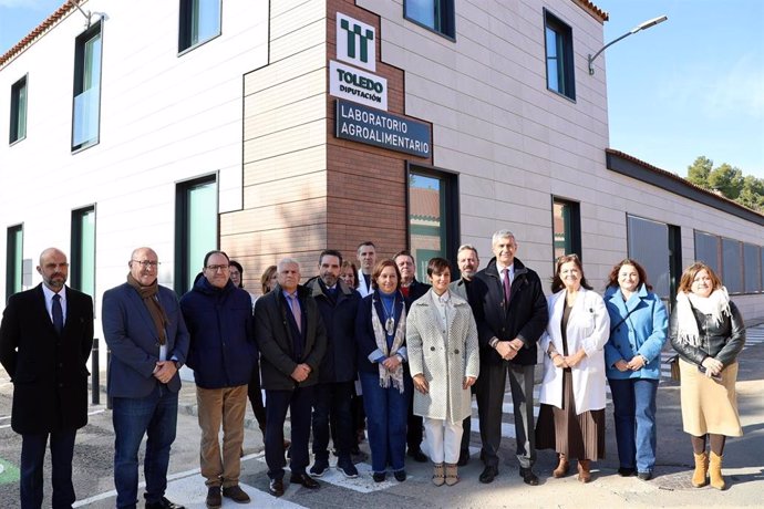 La ministra de Vivienda y Agenda Urbana, Isabel Rodríguez y la presidenta de la Diputación de Toledo, Concepción Cedillo, han visitado el Laboratorio Agroalimentario de la Institución