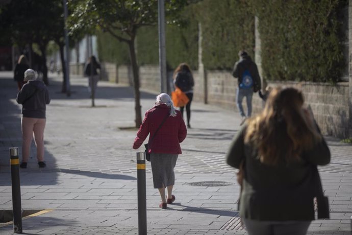 Archivo - Varias personas caminando en Sevilla. 