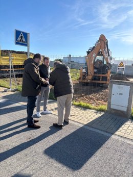 El delegado municipal de Hábitat Urbano, David Delegado, visita las obras para la creación de una zona de juegos infantiles en la urbanización La Pirotecnia.