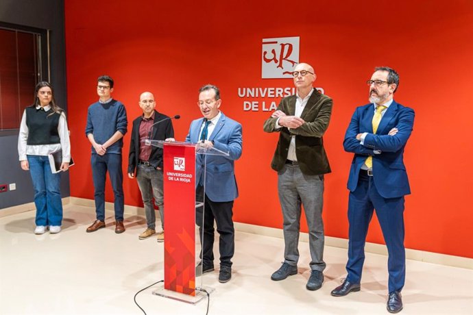 El catedrático vicerrector de Responsabilidad Social Corporativa, Jorge Pelegrín, en rueda de prensa junto a los responsables de elaborar las guías