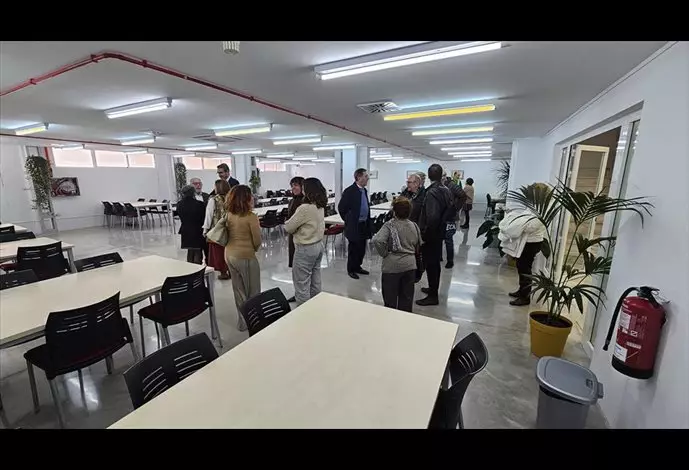 El delegado Territorial de Turismo, Cultura y Deporte, Carlos García Giménez, inaugura la nueva sala de estudio de la biblioteca provincial, junto con el poeta, escritor y periodista, José Infante Martos,