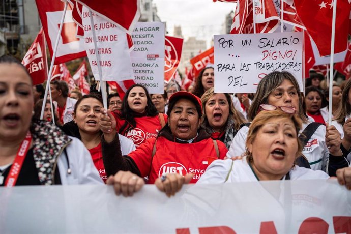 Varias personas durante una manifestación en defensa de las personas trabajadoras del Servicio de Ayuda a Domicilio (SAD), a 23 de noviembre de 2024, en Madrid (España). 