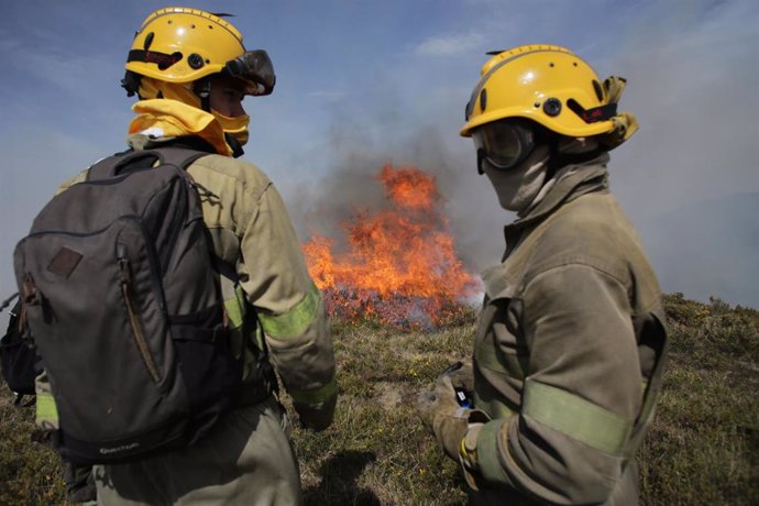 Archivo - Efectivos de la Xunta con base en Becerreá trabajan para extinguir las llamas en un incendio forestal, a 29 de marzo de 2023, en Baleira, Lugo, Galicia (España). 