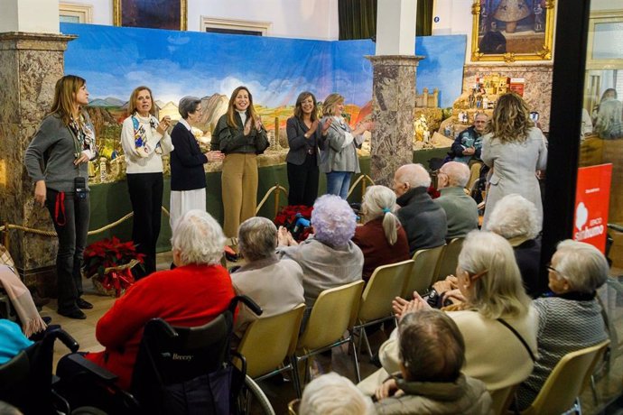 La alcaldesa inaugura el tradicional belén de la Casa Amparo, de 40 m2 y 150 años de historia