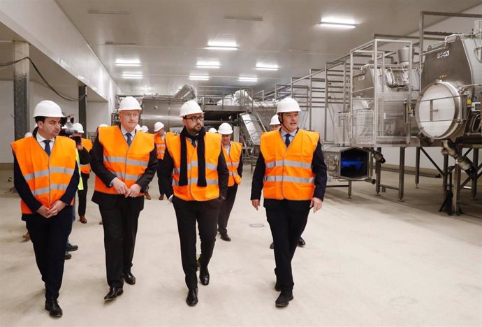 El presidente del Principado de Asturias, Adrián Barbón, ha visitado hoy las instalaciones de la compañía Royal A-Ware.