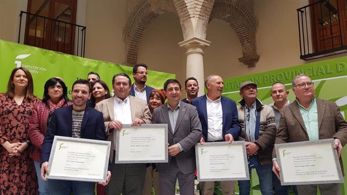 Foto de familia con los galardonados con los Premios de Periodismo y Comunicación Local de la Diputación en 2024