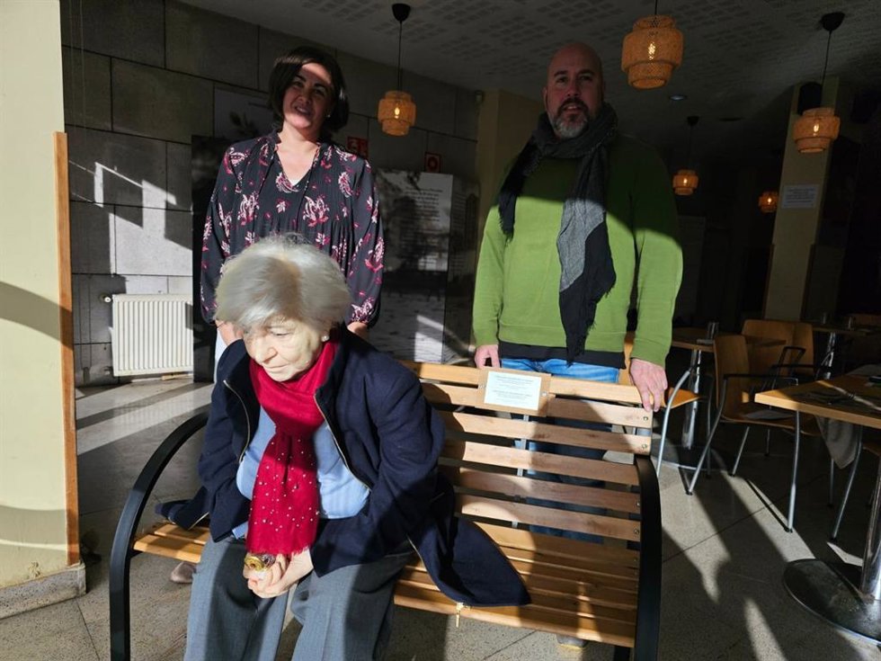 Ixone Zubieta y Mikel Untizar junto a la escultura 'Mercedes' de BBK instalada en Barakaldo