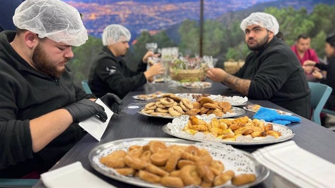 Alumnos de la Escuela de Hostelería 'Murcia Emplea' elaboran más de 4.000 dulces navideños que serán repartidos en 800 bolsas a cambio de juguetes en buen estado