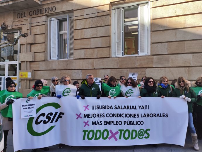 Concentración de CSIF en la puerta de la Subdelegación del Gobierno en Soria.