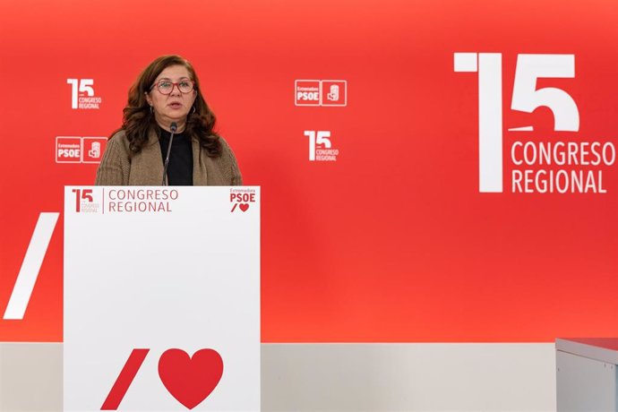 Archivo - La vicesecretaria general del PSOE de Extremadura, Eva Pérez, en rueda de prensa en Mérida