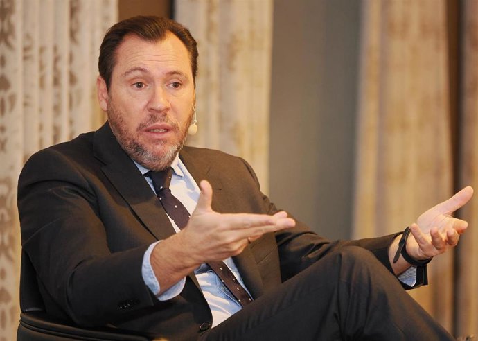 El ministro de Transportes y Movilidad Sostenible, Óscar Puente, interviene en el Club de Prensa de El Mundo de Castilla y León, en el AC Hotel Palacio Santa Ana.