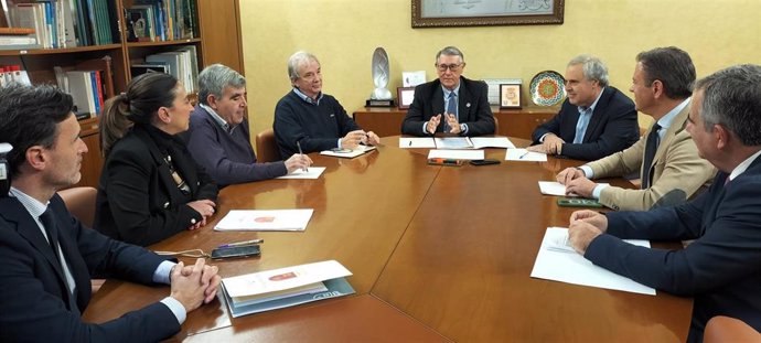 Imagen del encuentro entre los representantes del Gobierno regional y de la CHS