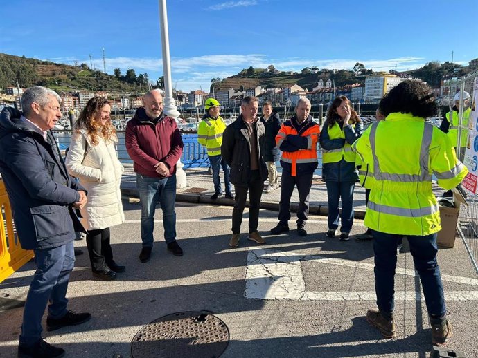 Miguel Ángel Ruiz Bazaco, jefe del Servicio de Proyectos y Obras Hidráulicas de la consejería, Vanesa Mateo, directora general del Agua, y Paulo García, alcalde de Ribadesella