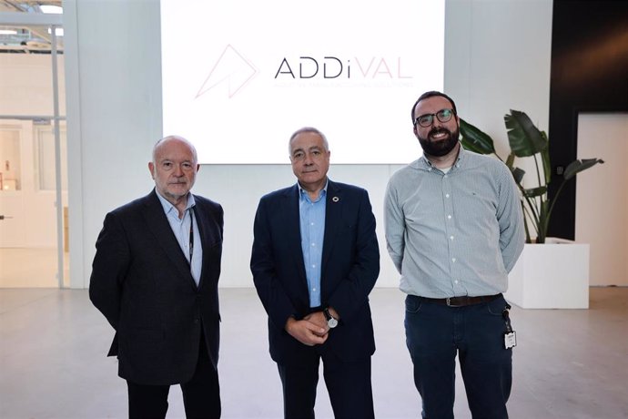 El delegado especial del Estado en el CZFB, Pere Navarro, junto a los fundadores de Addival.