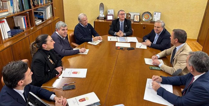 Consejeros del Gobierno regional y representantes de la CHS, entre ellos, su presidente, en la reunión celebrada este lunes