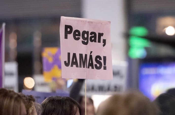 Archivo - Una mujer sostiene una pancarta durante una manifestación contra las violencias machistas