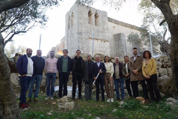 La vicepresidenta del Consell de Mallorca, Antònia Roca (5d), en su visita al yacimiento del Oratorio de Cristo Rey de Selva.