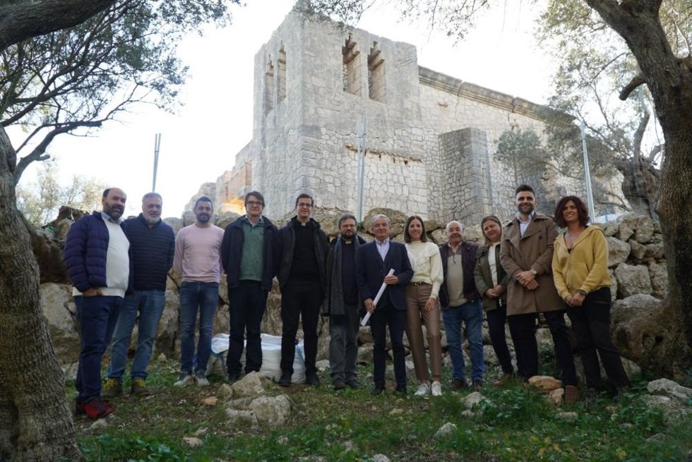 La vicepresidenta del Consell de Mallorca, Antnia Roca (5d), en su visita al yacimiento del Oratorio de Cristo Rey de Selva.