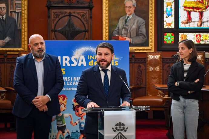 El primer teniente de alcalde del Ayuntamiento de Palma, Javier Bonet, interviene en la presentación de la XV Cursa Infantil de Reis de Palma.