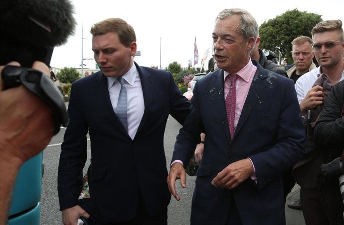 Archivo - El líder del Partido Reforma británico, Nigel Farage, después de que una mujer le lanzara un batido al término de un acto de campaña