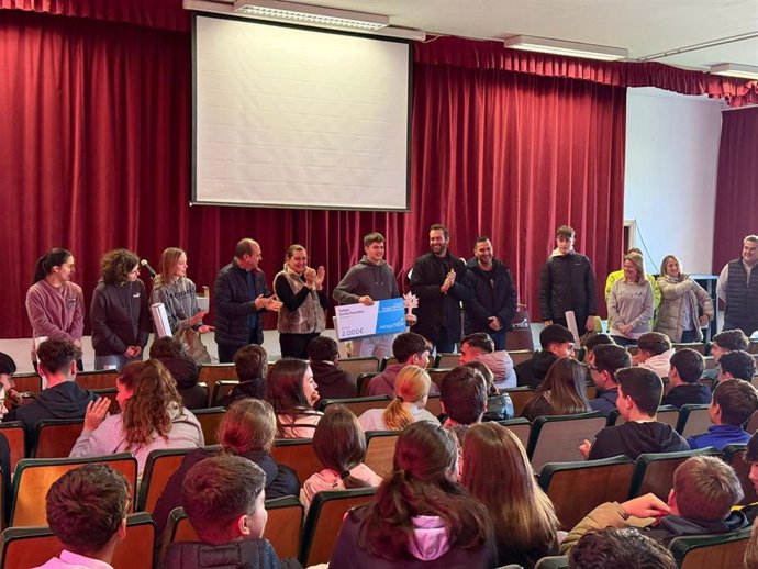 Un proyecto sobre energía solar en Campillos realizado por el estudiante del IES Camilo José Cela Tomás Zurita González, ha ganado el I Premio Málaga Crece, convocado por la Diputación de Málaga para fomentar el emprendimiento en el ámbito educativo.