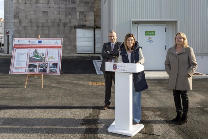 Buruaga interviene en la ampliación de la fábrica de hielo en San Vicente de la Barquera