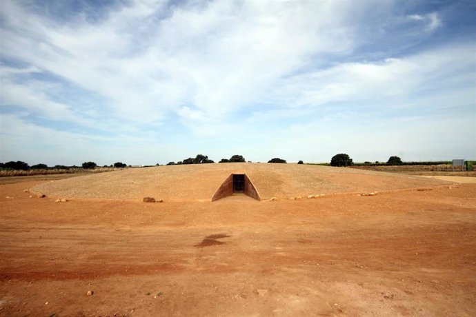 Archivo - Exterior del Dolmen de Soto en Trigueros (Huelva), en una imagen de archivo.