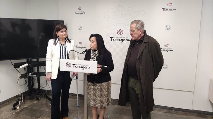 La portavoz del grupo municipal del PP en Tarragona, Maria Mercè Martorell, junto a la diputada en el Congreso por Tarragona, Elisa Vedrina