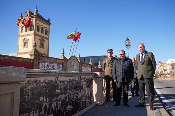 El alcalde, José Luis Sanz, conmemora el centenario del Puente de San Bernardo.