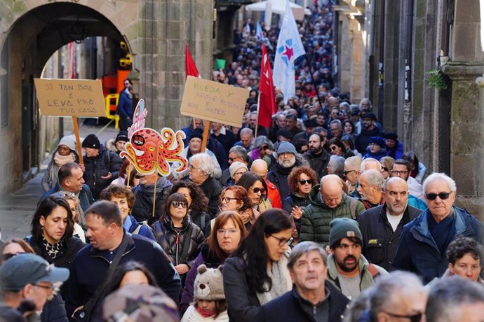 Cientos de personas durante una nueva protesta contra la empresa de celulosa Altri, a 15 de diciembre de 2024, en Santiago de Compostela, A Coruña, Galicia (España). Hoy tiene lugar una nueva movilización al grito de ‘Altri no’ en contra del proyecto indu