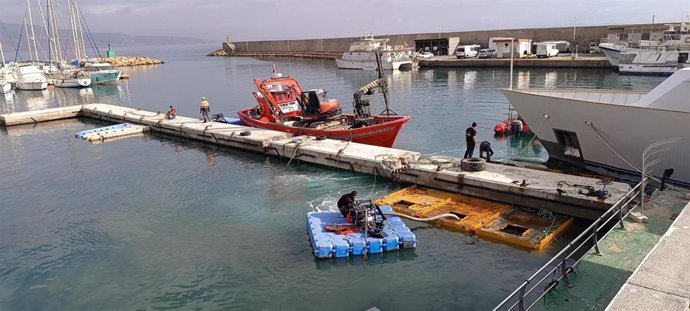 Obras en el Puerto de Roquetas de Mar (Almería).