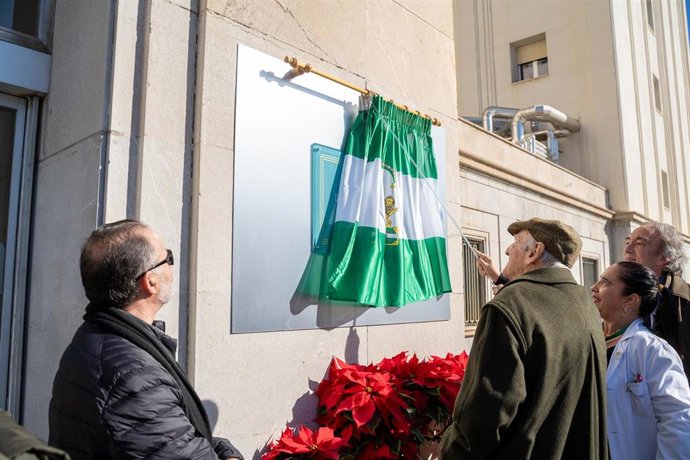 El Hospital Virgen de las Nieves homenajea a Aurelio Botella, arquitecto que diseñó el edificio sanitario.
