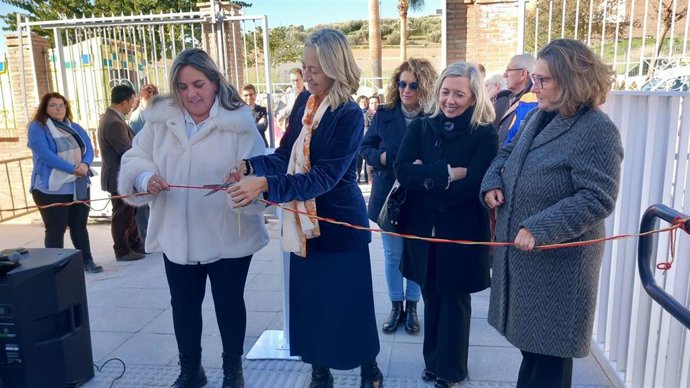 La consejera de Salud y Consumo de la Junta de Andalucia inaugura el consultorio de Pruna (Sevilla).