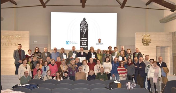 Foto de familia de la entrega del premio 'Jorge manrique' a José Ángel Losada, en el centro, junto a la presidenta de la Diputación.