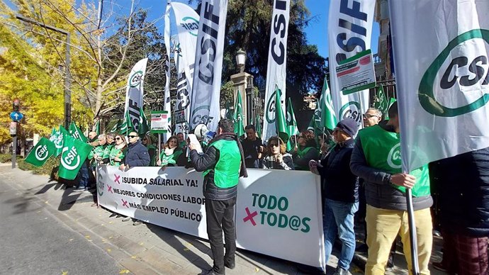 Concentración de CSIF ante la Subdelegación del Gobierno en Granada