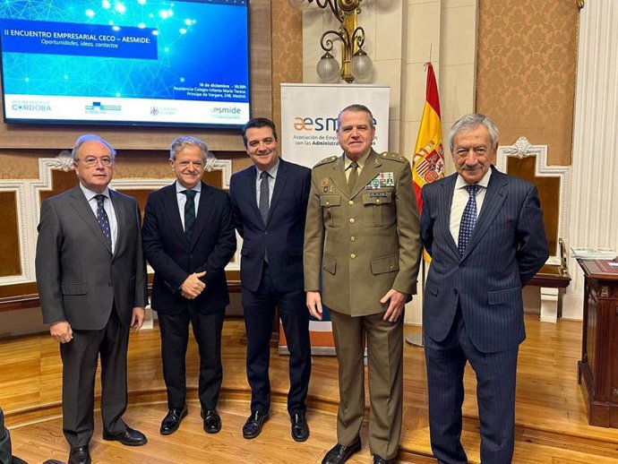 Fuentes (segundo por la izda.) y Bellido (tercero) en el encuentro celebrado en Madrid.