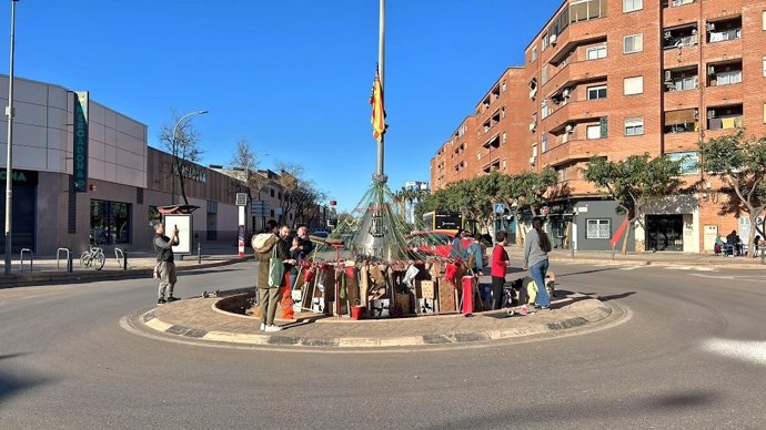 Vecinos de Aldaia improvisan un árbol de Navidad, en una rotonda destrozada por la dana