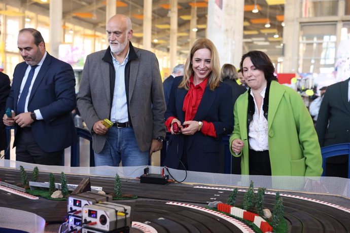 La presidenta de la Diputación de Cádiz, Almudena Martínez, prueba un escalestrix en Juvelandia junto al vicepresidente segundo de la Diputación y responsable de Ifeca Javier Vidal.