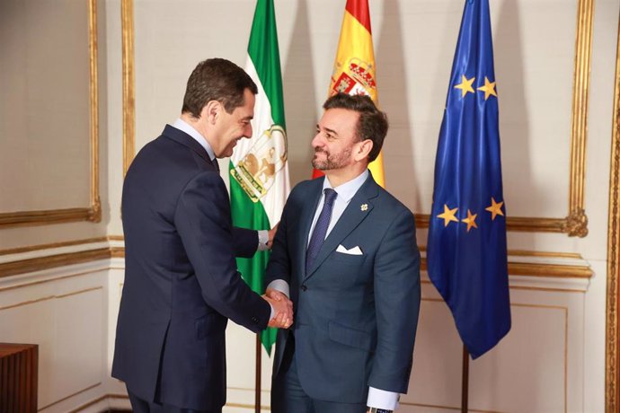 El presidente de la Junta de Andalucía, Juanma Moreno (i), con el presidente de la Cámara de Cuentas de Andalucía, Manuel Alejandro Cardenete (d), al inicio de la reunión. A 16 de diciembre de 2024, en Sevilla (Andalucía, España). El presidente de la Junt