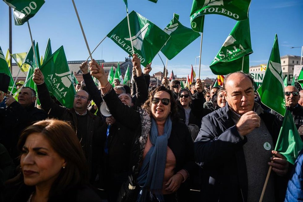 Varias personas durante una protesta de agricultores y ganaderos frente al Ministerio de Agricultura este lunes.