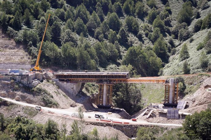 Archivo - Varias grúas trabajan en la reconstrucción de los viaductos de Castro en la Autovía del Noroeste, A-6, a 31 de julio de 2023, en Lugo, Galicia (España). Las obras de reconstrucción de los viaductos de Castro en la Autovía del Noroeste, A-6 conti