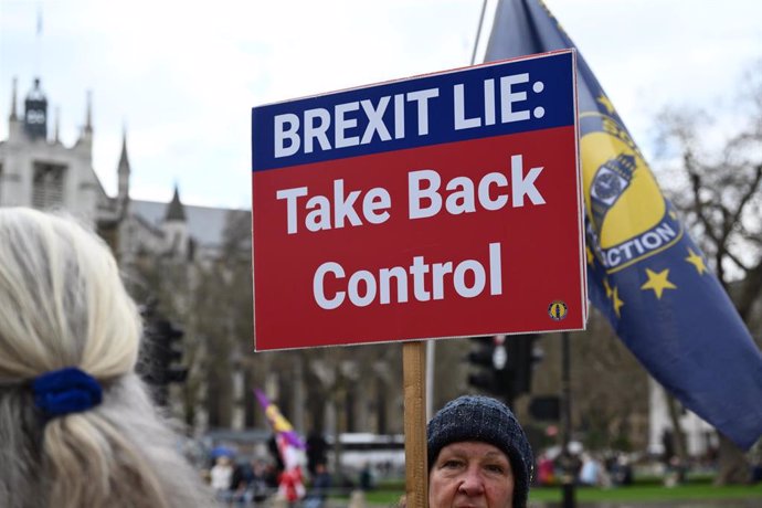 Archivo - Pancarta contra el Brexit en una protesta frente al Parlamento británico