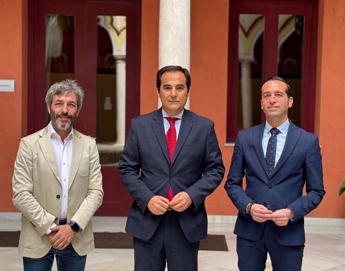 Archivo - El consejero de Justicia, José Antonio Nieto, en el centro, con el presidente de la Asociación de Detectives de Andalucía, Óscar Rosa, y el director general de Justicia Juvenil y Cooperación, Esteban Rondón, en una foto de archivo.