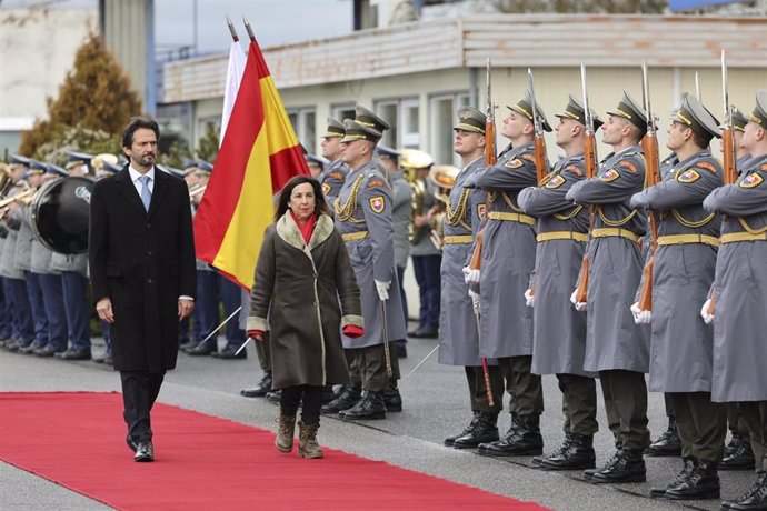 La ministra de Defensa, Margarita Robles, visita al contingente español desplegado en Eslovaquia y asiste a la ceremonia del acto de relevo del mando del contingente español integrado en la Brigada Multinacional.