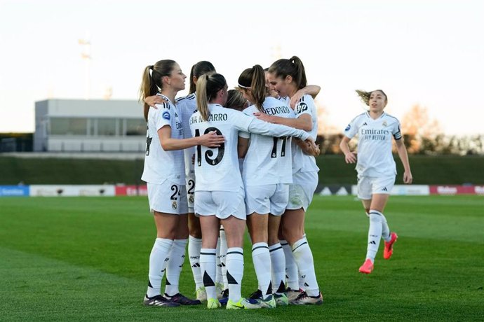 Jugadoras del Real Madrid celebran un gol en la Liga F ante el Sevilla FC en el Alfredo Di Stéfano.