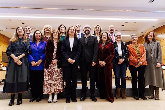 La ministra de sanidad, Mónica García(4i), posa tras el pleno del Consejo Interterritorial del Sistema Nacional de Salud (CISNS), en la sede del Ministerio de Sanidad, a 16 de diciembre de 2024, en Madrid (España).