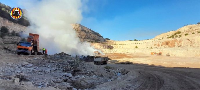 Incendi a Alberic, en una zona de dipòsit d'enderrocs i estris de la dana