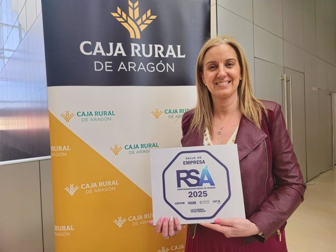 La directora del Área de Sostenibilidad de Caja Rural de Aragón, Laura Prada, mostrando el sello RSA que ha sido concedido a la entidad.