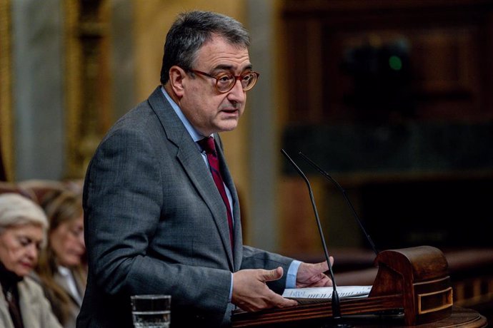 El portavoz del PNV en el Congreso, Aitor Esteban, durante una sesión plenaria, en el Congreso de los Diputados, a 10 de diciembre de 2024, en Madrid (España).